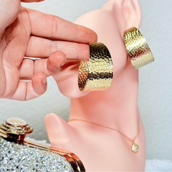 ⚜️ Gold Hammered Earrings - Picture 4 of 7